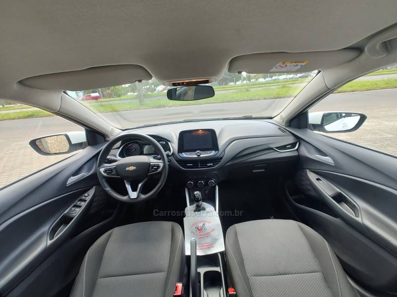 CHEVROLET - ONIX - 2023/2024 - Branca - R$ 69.900,00