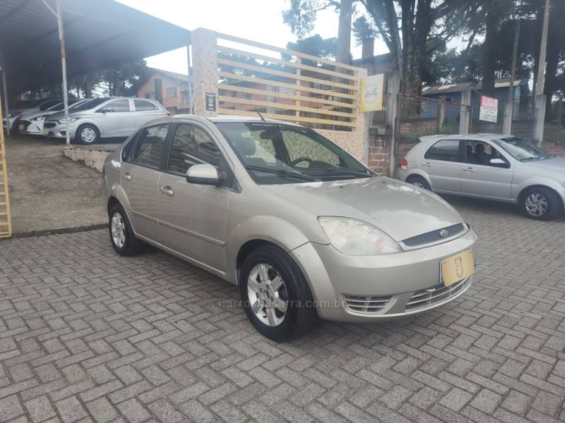 FORD - FIESTA - 2006/2007 - Prata - R$ 21.900,00