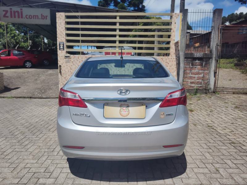 HYUNDAI - HB20S - 2013/2014 - Prata - R$ 43.900,00