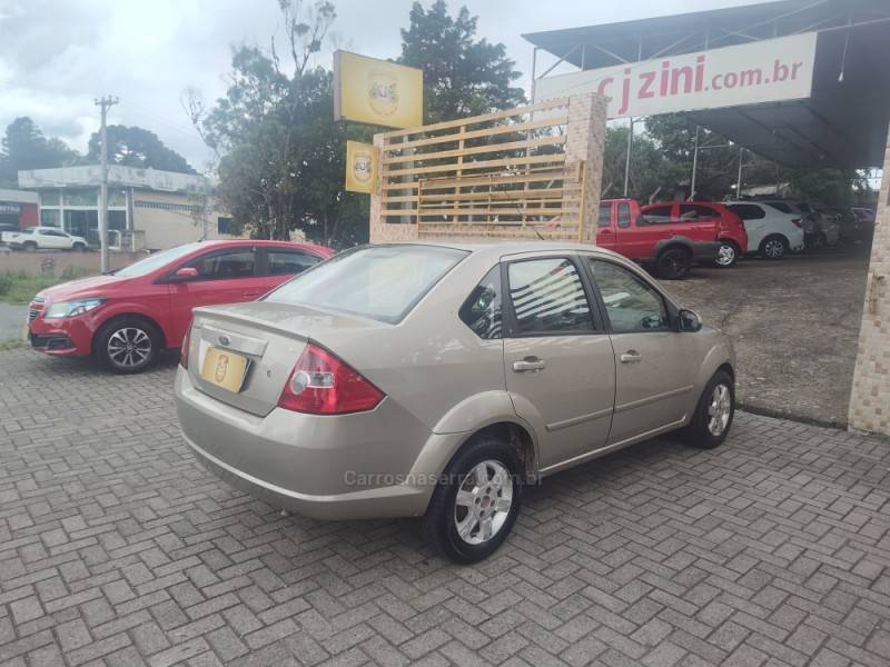 FORD - FIESTA - 2006/2007 - Prata - R$ 21.900,00