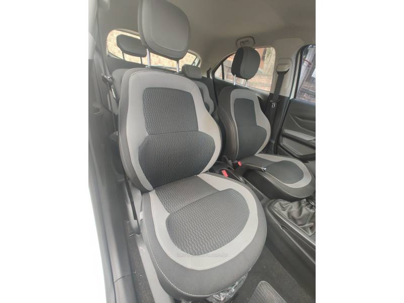 CHEVROLET - ONIX - 2014/2015 - Branca - R$ 45.900,00