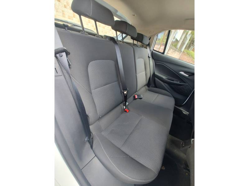 CHEVROLET - ONIX - 2023/2024 - Branca - R$ 69.900,00
