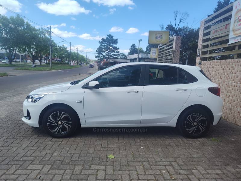 CHEVROLET - ONIX - 2023/2024 - Branca - R$ 69.900,00