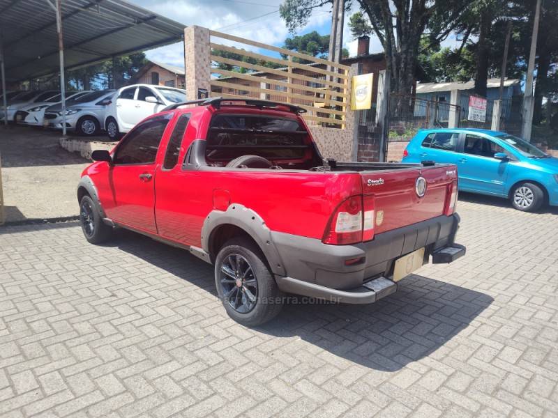 FIAT - STRADA - 2010/2011 - Vermelha - R$ 39.900,00