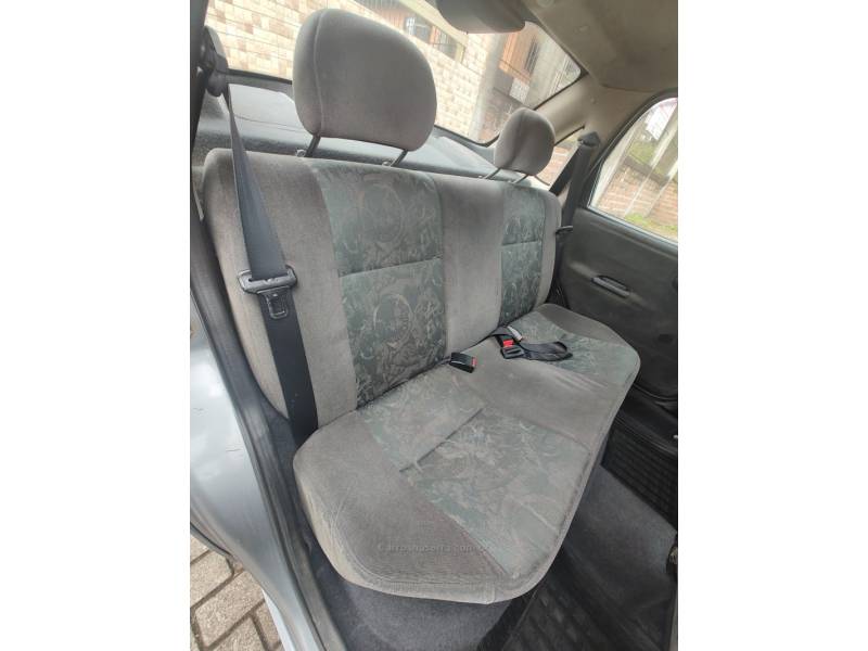 CHEVROLET - CORSA - 2001/2001 - Cinza - R$ 13.500,00