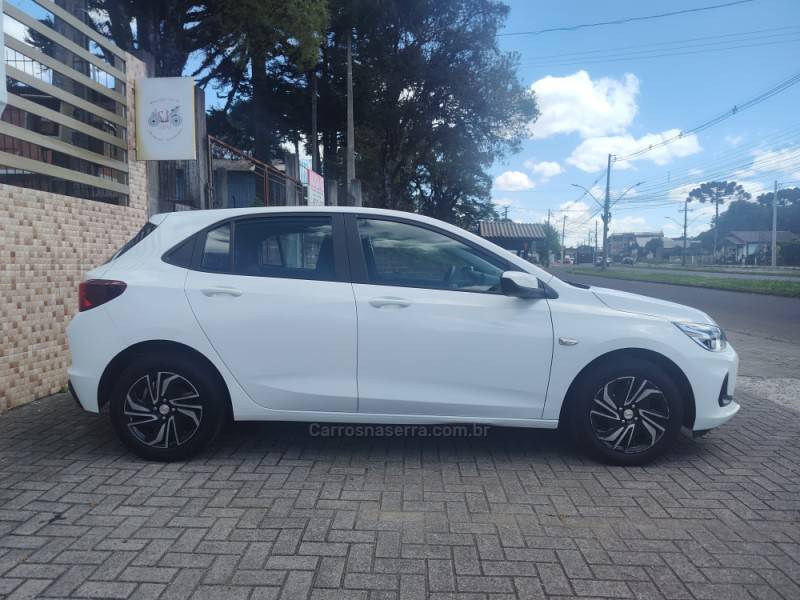 CHEVROLET - ONIX - 2023/2024 - Branca - R$ 69.900,00