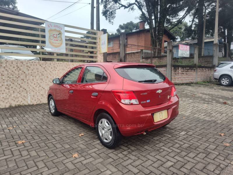 CHEVROLET - ONIX - 2017/2018 - Vermelha - R$ 46.900,00