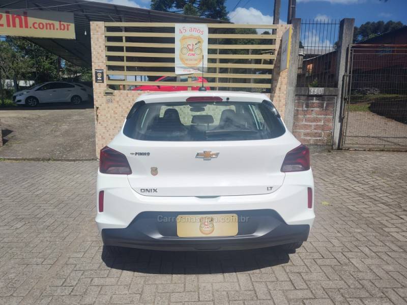 CHEVROLET - ONIX - 2023/2024 - Branca - R$ 69.900,00
