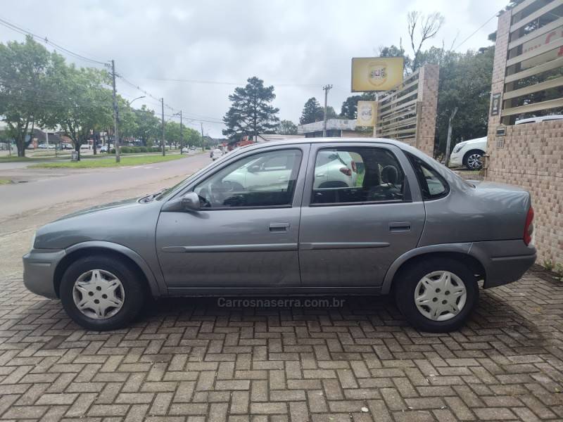 CHEVROLET - CORSA - 2001/2001 - Cinza - R$ 13.500,00