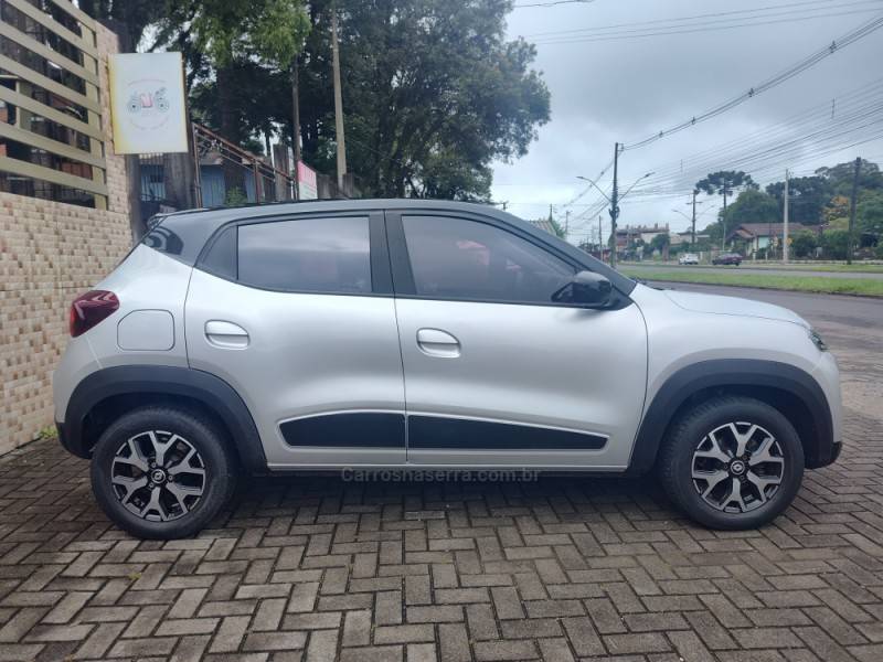 RENAULT - KWID - 2022/2023 - Prata - R$ 53.900,00