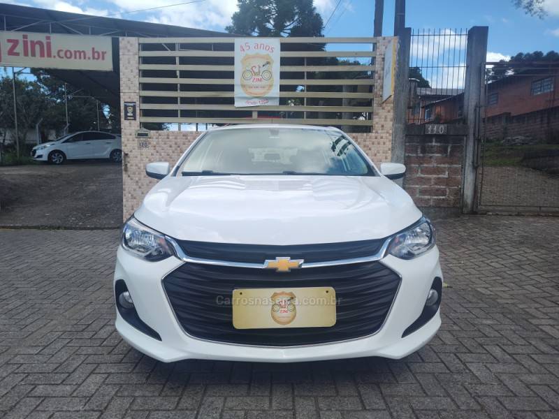 CHEVROLET - ONIX - 2023/2024 - Branca - R$ 69.900,00