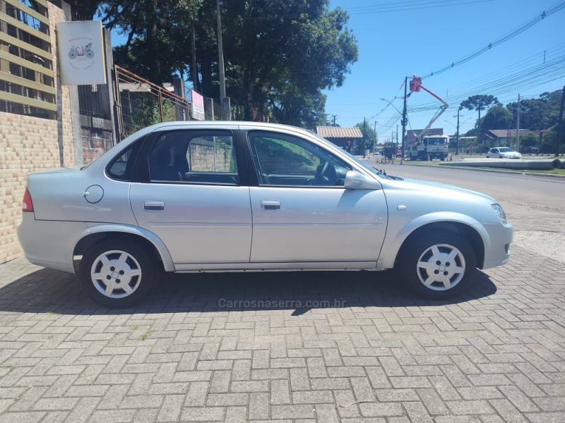 CHEVROLET - CLASSIC - 2011/2012 - Prata - R$ 27.900,00