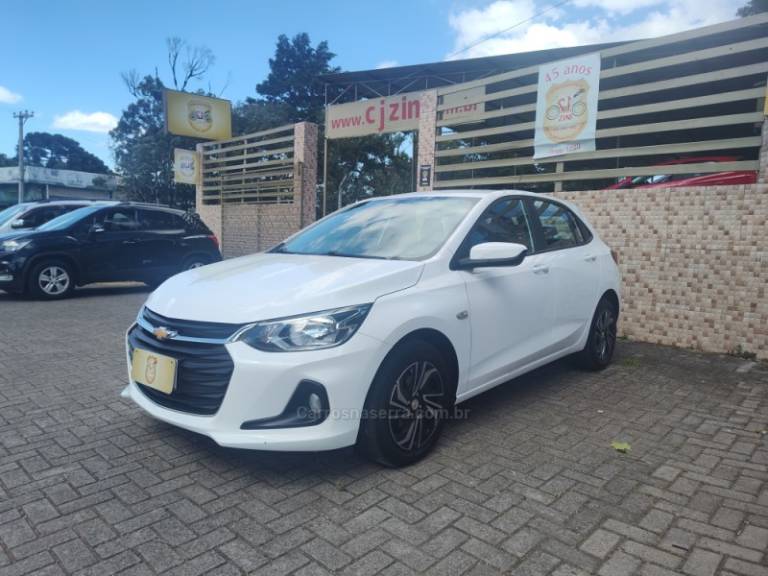 CHEVROLET - ONIX - 2023/2024 - Branca - R$ 69.900,00