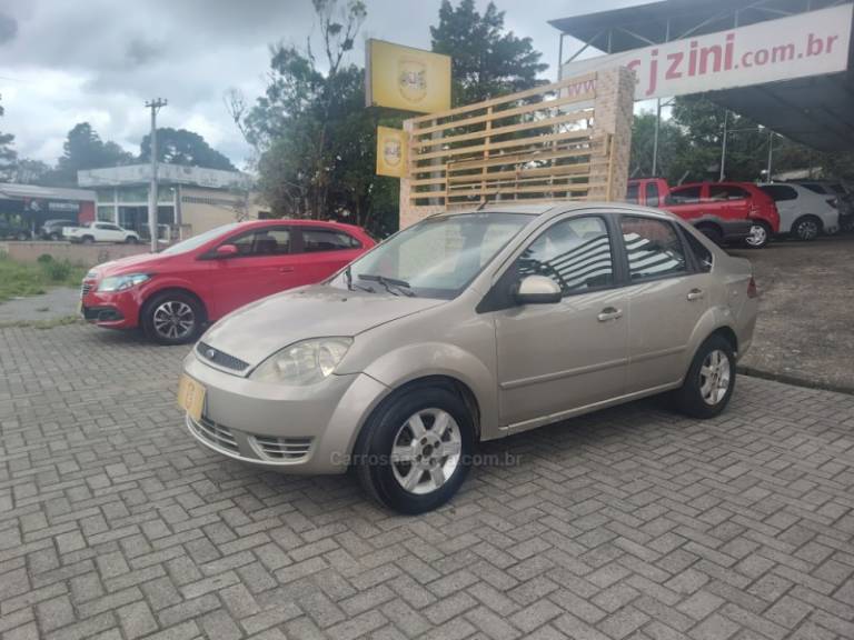 FORD - FIESTA - 2006/2007 - Prata - R$ 21.900,00