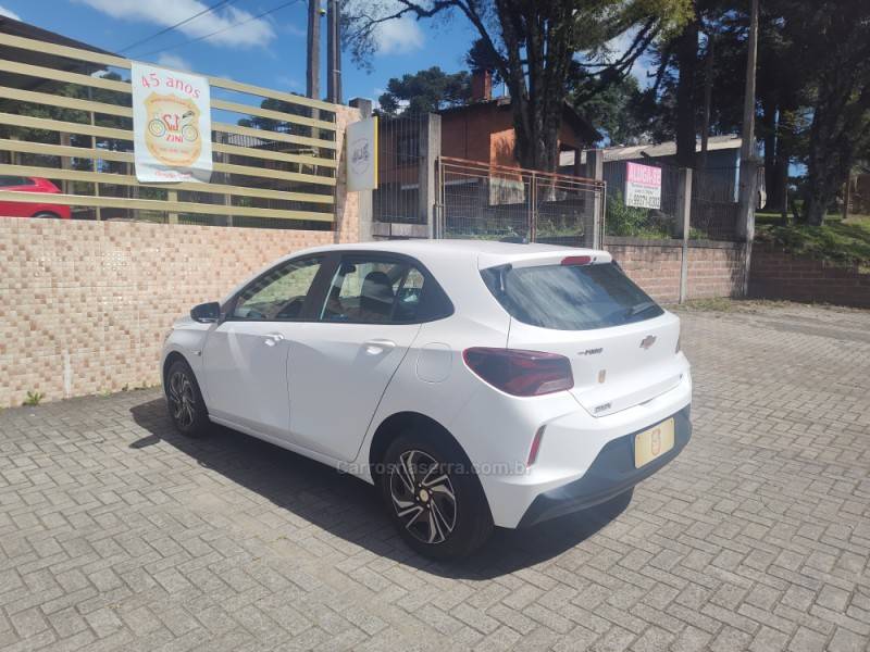 CHEVROLET - ONIX - 2023/2024 - Branca - R$ 69.900,00