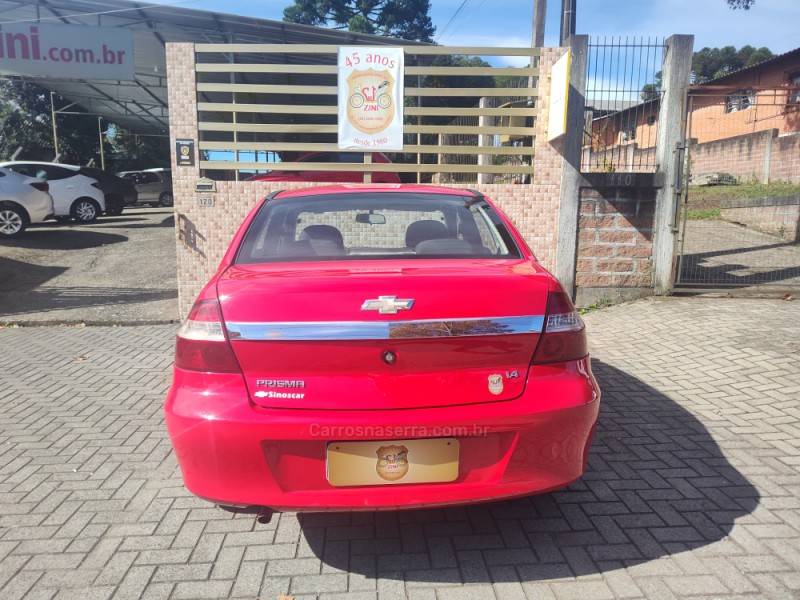 CHEVROLET - PRISMA - 2011/2012 - Vermelha - R$ 29.900,00