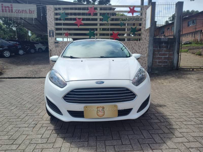 FORD - FIESTA - 2016/2017 - Branca - R$ 47.900,00