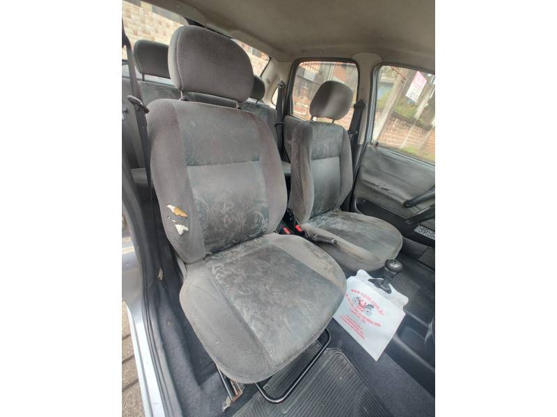CHEVROLET - CORSA - 2001/2001 - Cinza - R$ 13.500,00