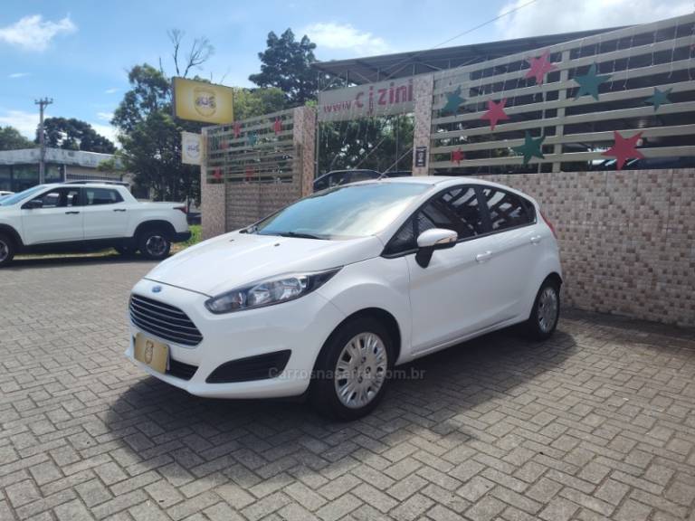 FORD - FIESTA - 2016/2017 - Branca - R$ 47.900,00