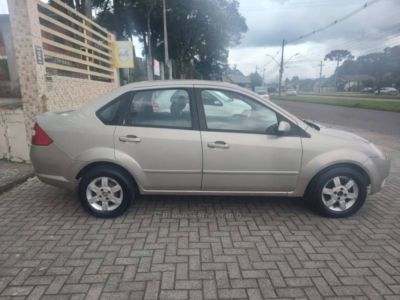 FORD - FIESTA - 2006/2007 - Prata - R$ 21.900,00