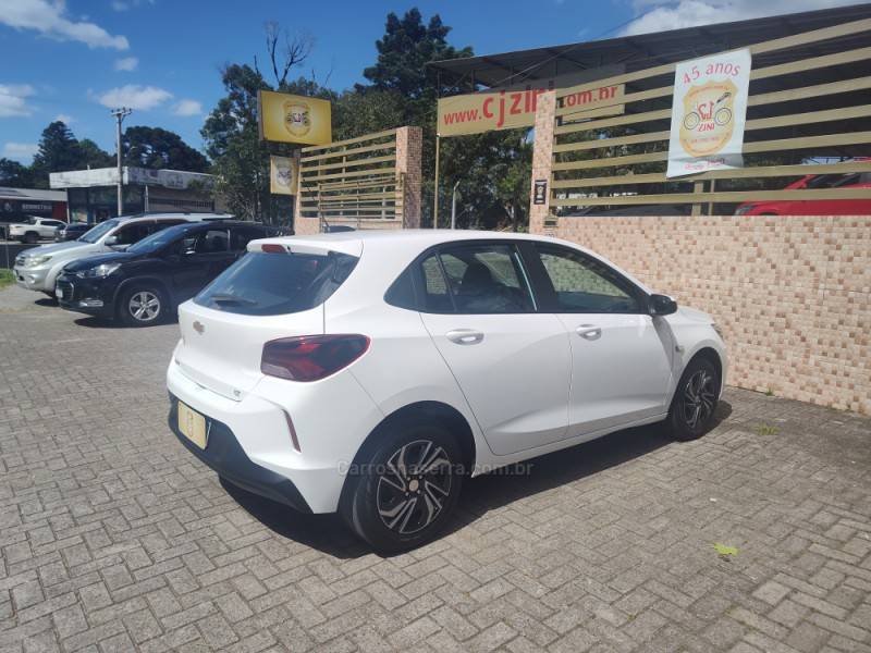 CHEVROLET - ONIX - 2023/2024 - Branca - R$ 69.900,00