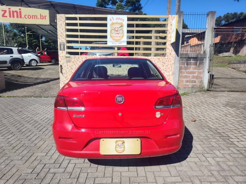 FIAT - SIENA - 2014/2015 - Vermelha - R$ 36.900,00